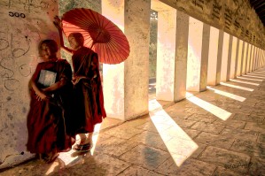 Jeunes moines bouddhistes au temple